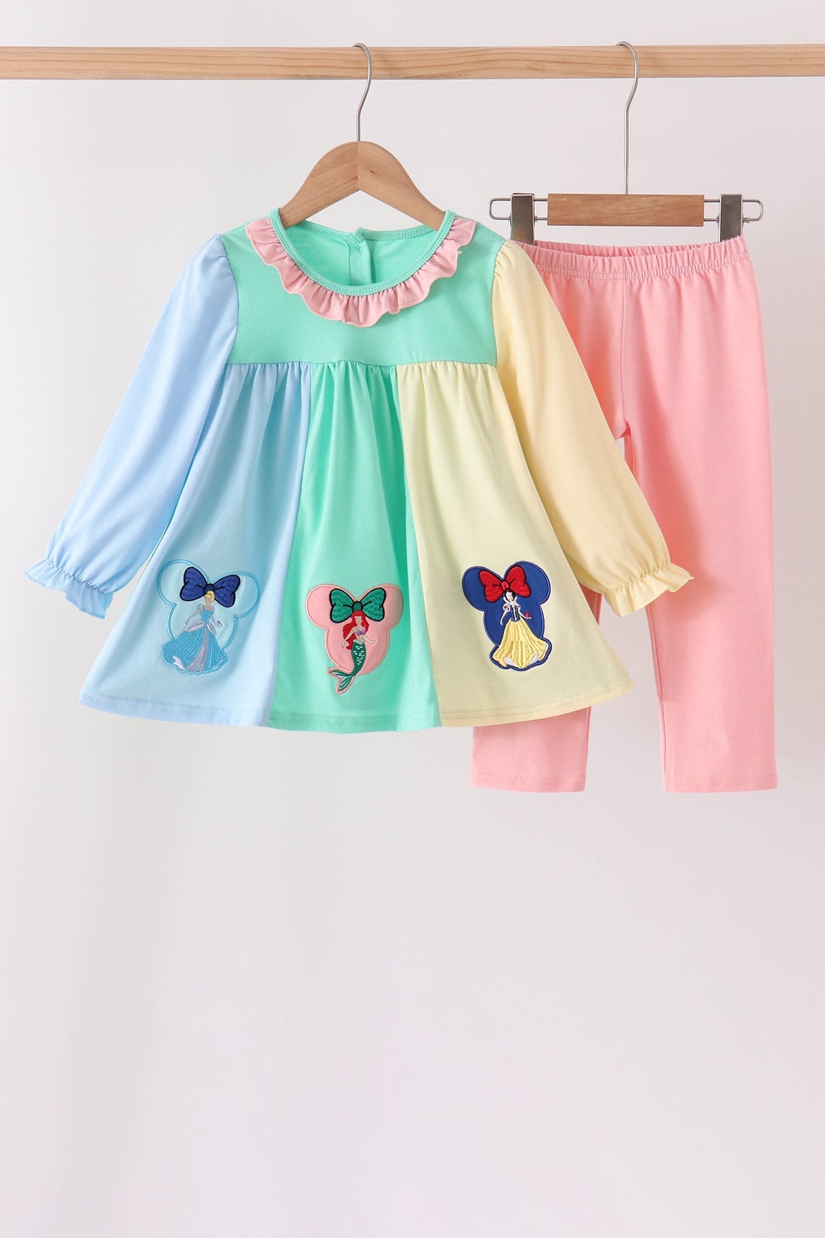 Colorblock character applique ruffle pants set