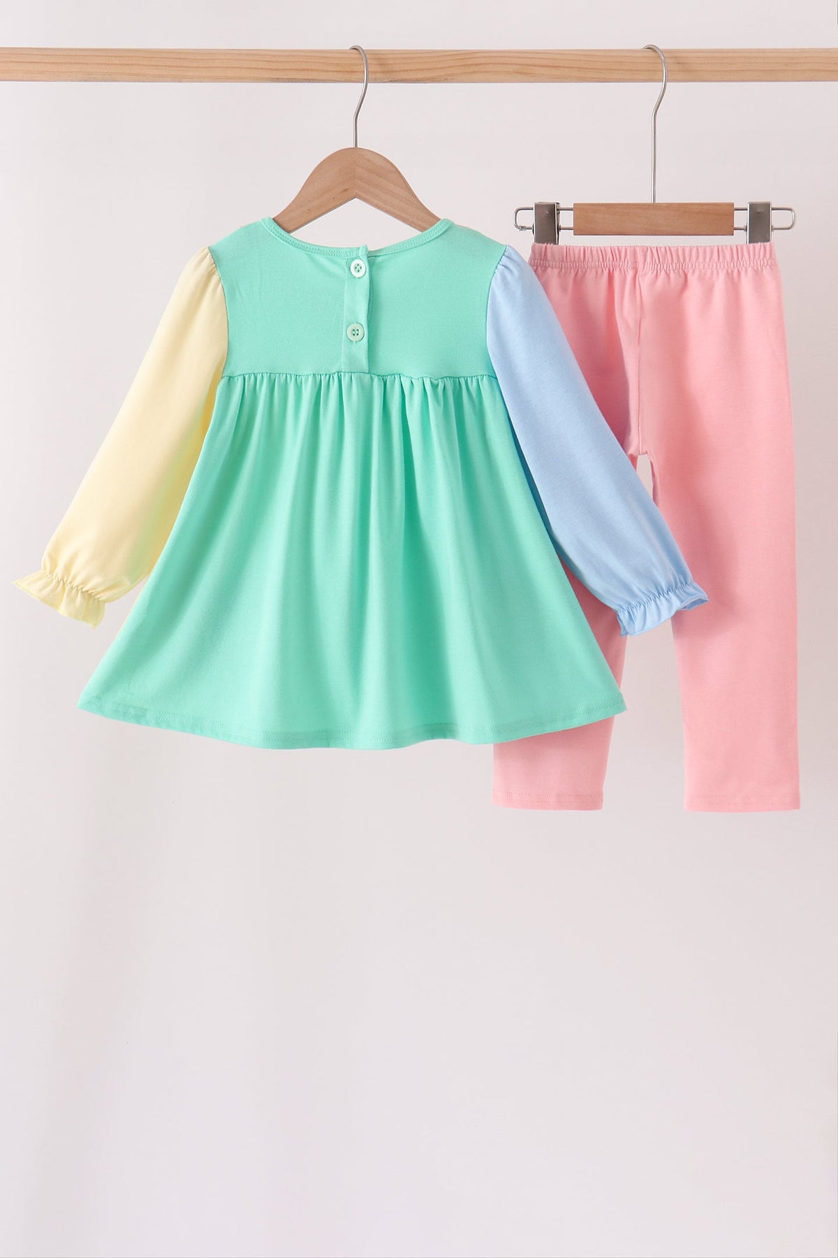 Colorblock character applique ruffle pants set